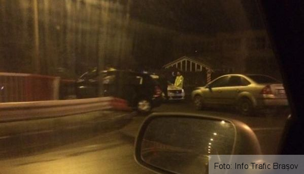 BRAȘOV. Accident pe podul de pe strada Zizinului - unul dintre autoturisme a ajuns în parapete 1 podzizinului.jpg