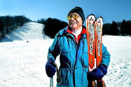 BRAŞOV. DE CE bătrânii iubitori de schi NU beneficiază de reduceri la transportul pe cablu în Poiana Braşov?!... 1 ski_2.jpg