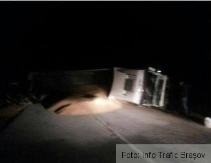 BRAŞOV. Un TIR a blocat drumul în zona Teliu 1 tirblocat.jpg