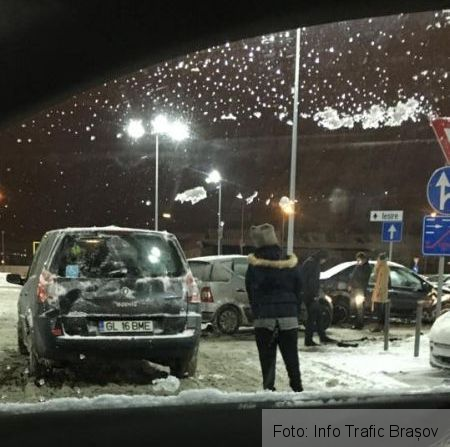 BRAȘOV. Accident cu „lămâia” în geam și cu stricăciuni la trei mașini 1 acc-coresi.jpg