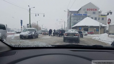 BRAŞOV. Accident la intersecţia străzilor De Mijloc şi Stadionului! „Evitaţi zona” (FOTO) 1 accident_25.jpg