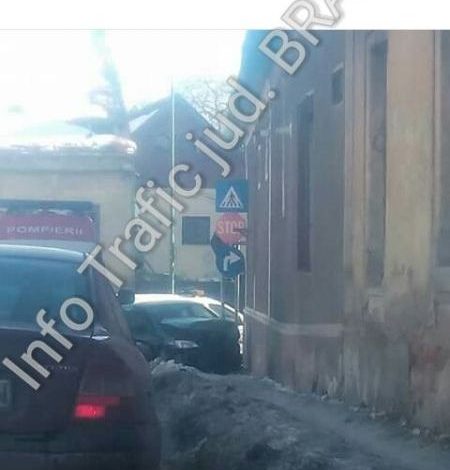 Update. BRAŞOV. Autoturism proiectat în zidul unei case, la intersecţia străzii Carierei cu strada Lungă (FOTO) 1 accidentcarierei.jpg
