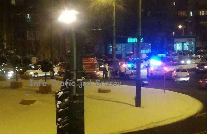 BRAȘOV. Persoană preluată de SMURD, după ce a „picat” pe stradă, în zona Gemenii (FOTO) 1 accidentgiratoriu_2.jpg