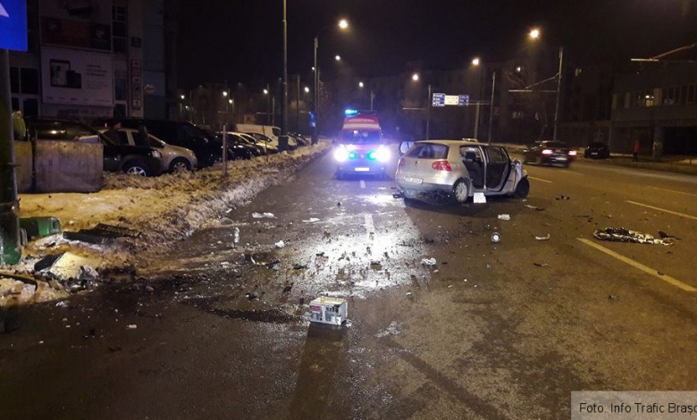 BRAȘOV. A intrat cu mașina în stâlp, în Centrul Civic! (FOTO) 1 accidentstalp.jpg