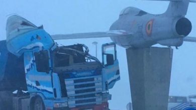 Un camion s-a ciocnit de un... avion (FOTO) 4 avion_30.jpg