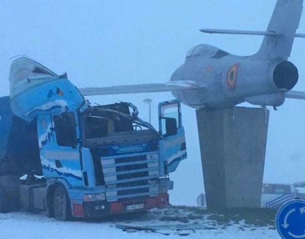Un camion s-a ciocnit de un... avion (FOTO) 1 avion_30.jpg