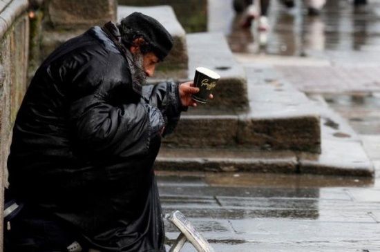 Victime ale cămătarilor, obligate să cerşească în Italia, pentru a-şi „stinge” datoriile 1 cersit.jpg