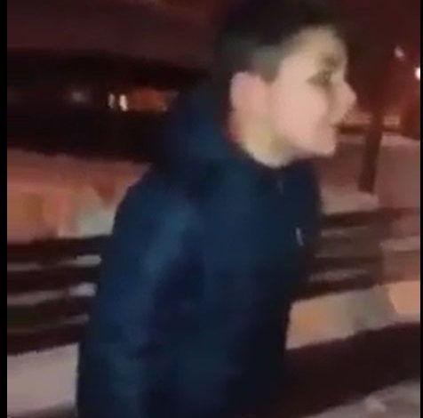 BRAŞOV. S-a deschis dosar penal pentru lovire în cazul minorului agresat de o adolescentă în Parcul Rozelor 1 copil-umilit.jpg