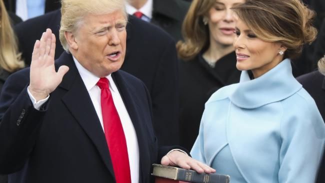 Trump, surprins cu o altă femeie de mână (FOTO) 1 donaldtrumppresedinte2.jpg