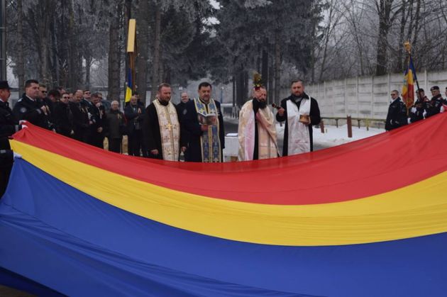 BRAŞOV. Jandarmii au arborat un tricolor de dimensiuni impresionante 1 drapel1_229693.jpg