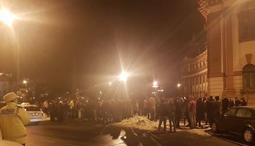 BRAȘOV. Protest cu geam spart la Prefectură 1 polis.jpg