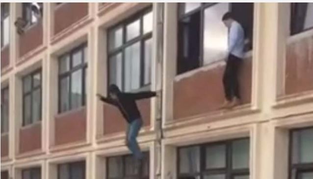 BRAŞOV. Doi elevi au sărit pe fereastră de la etajul liceului (VIDEO) 1 saritura_2.jpg