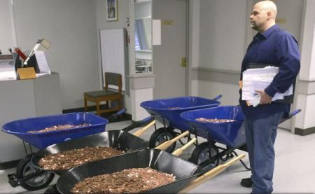 Un om de afaceri a plătit o taxă cu aproape 300.000 de monede aduse în cinci roabe 1 taxaroabe.jpg