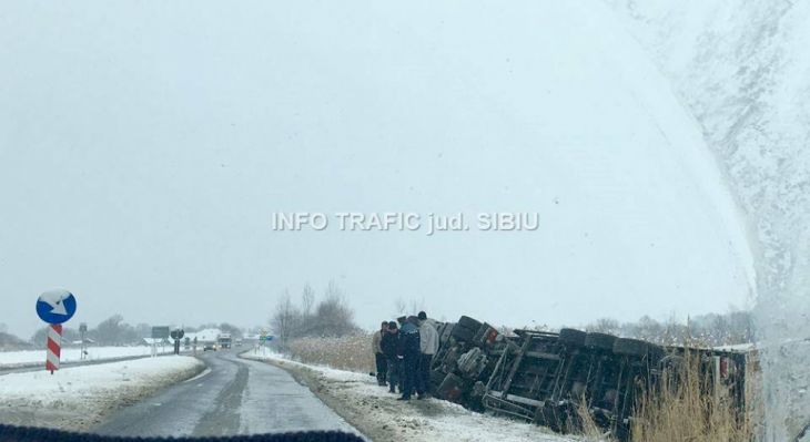 BRAŞOV. TIR răsturnat pe DN 1, între Viştea şi Olteţ! (FOTO) 1 tir vistea 2_228703.jpg