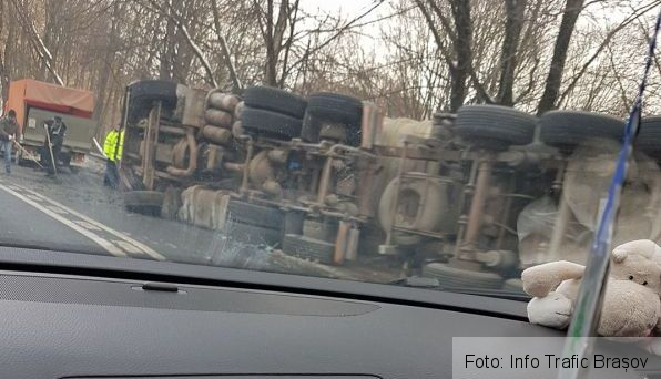 BRAȘOV. Un TIR încărcat cu porumb s-a răsturnat pe DN 13 (FOTO) 1 tirdn13.jpg