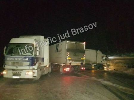 Braşov. BLOCAJ pe DN 1 între Timişul de Sus şi Predeal (FOTO) 1 tiruri.jpg