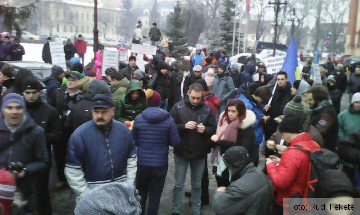 BRAŞOV. Altă zi de proteste în centrul oraşului. Sunt deja în jur de 1.000 de oameni la Prefectură 1 IMG-20170201-WA0004_230261.jpg