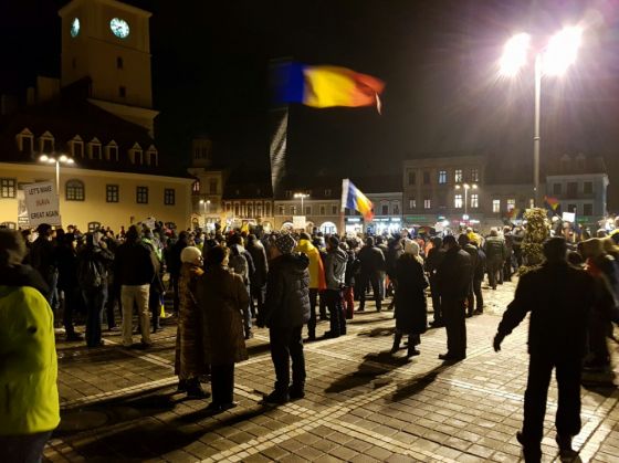 BRAȘOV. În jur de 200 de oameni au mai ieșit în această seară în centrul orașului, pentru a protesta 1 IMG-20170206-WA0026_230747.jpg