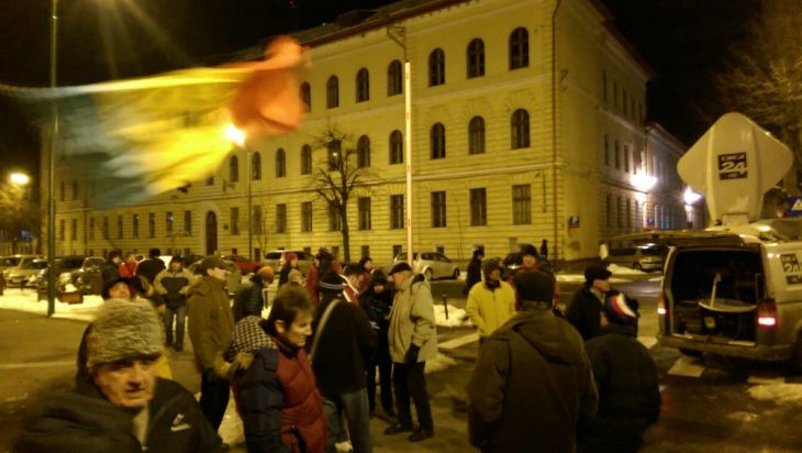BRAȘOV. Oamenii se strâng „timid” la Prefectură, pentru o nouă seară de protest 1 IMG-20170213-WA0002_231113.jpg