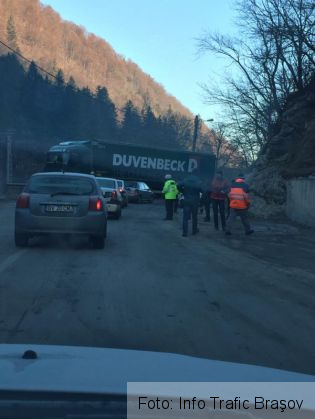 Update. BRAŞOV. A intrat cu maşina într-un TIR de pe contrasens, în curba de la Castelul Bran (FOTO) 1 accident bran 2_231079.jpg