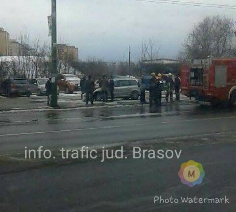 BRAŞOV. Intervenţie de urgenţă pe strada Hărmanului, în zona staţiei „IUS” (FOTO) 1 accident harmanului_231525.jpg