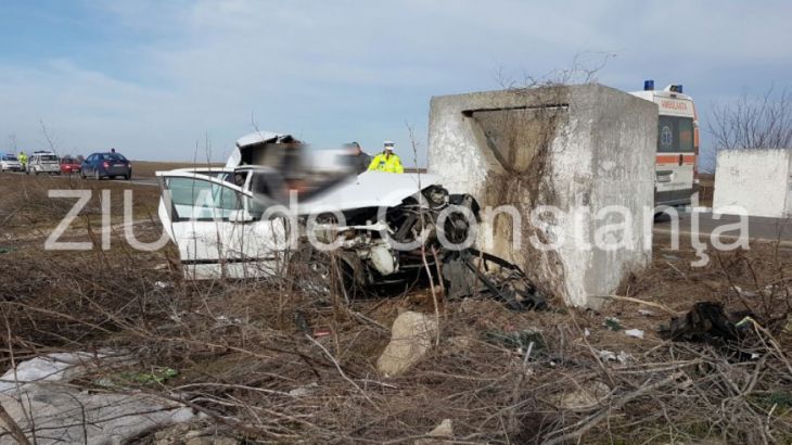 Şofer mort, după ce a intrat cu maşina într-un zid din beton! Bărbatul a fost găsit cu capul zdrobit (FOTO) 1 accident mortal_231620.jpg