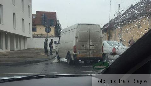 BRAŞOV. Coliziune în intersecţia străzilor De Mijloc şi Nicopole (FOTO) 1 accidentduba.jpg
