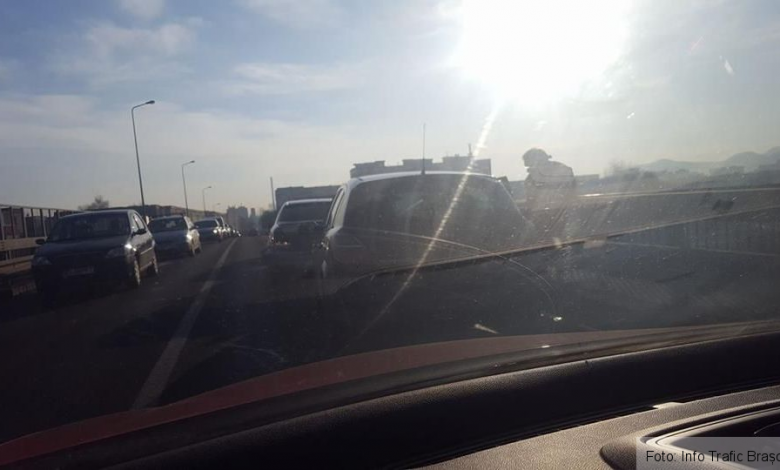 BRAȘOV. Evitați cartierul Tractorul! Nebunie în trafic (FOTO) 1 accidentpodindependentei.jpg