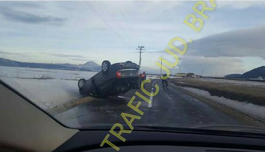 BRAŞOV. Autoturism răsturnat în apropiere de Râşnov! 1 accidentrasnov.png