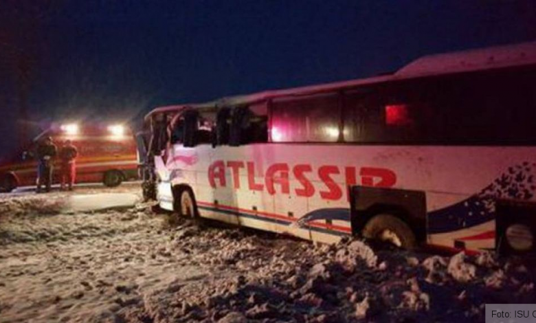 Un autocar a ajuns pe câmp, după ce a derapat din cauza zăpezii (FOTO) 1 autocarcamp.jpg