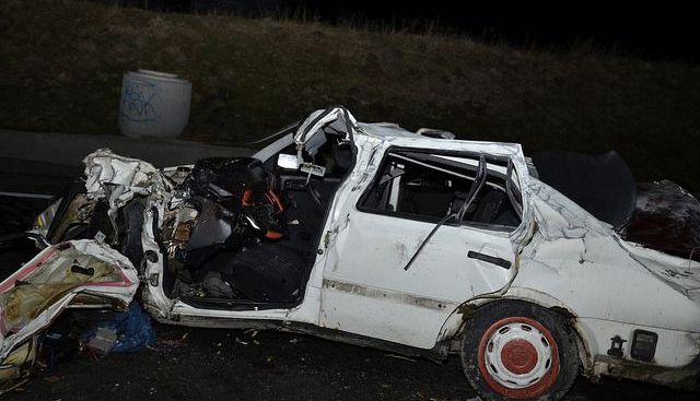 Trei tineri au murit, iar un altul este în comă, după ce s-au izbit cu maşina de un stâlp 1 caransebes_2.jpg