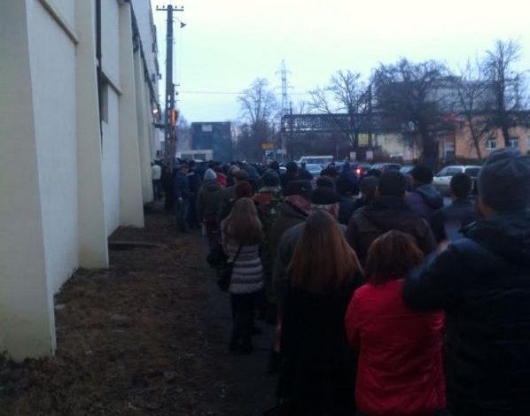 BRAŞOV. NEBUNIE la Înmatriculări 1 coada_3.jpg