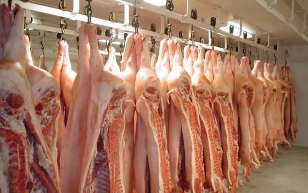 BRAŞOV. Administratorii unei societăţi din domeniul prelucrării şi vânzării de carne, suspectaţi de evaziune! Poliţiştii fac patru percheziţii 1 depozitcarnedeporc.jpeg
