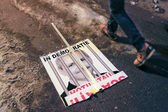 LE MONDE: „Liviu Dragnea, faţa corupţiei din România”. „Ilustrată” din Alexandria... 1 dragnea_10.jpg