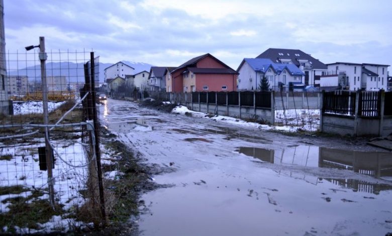 BRAŞOV. Locuitorii din noua zonă rezidenţială Tractorul se plâng de „gropi ca la ţară, câini şi întuneric” (FOTO) 1 drum avantgarden 2_231203.jpg