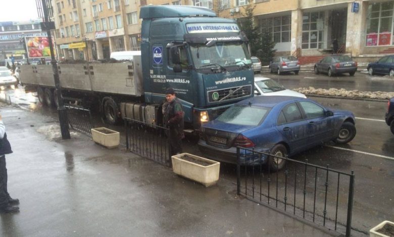 BRAŞOV. Coliziune între o maşină şi un autocamion (FOTO) 1 fagaras_6.jpg