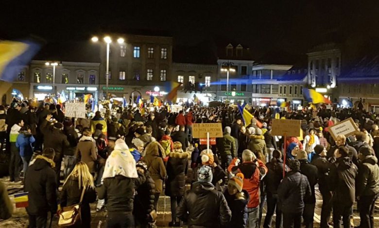 BRAŞOV. A şasea zi. Protestatarii cer „DEMISIA” 1 piatasfatului_5.jpg