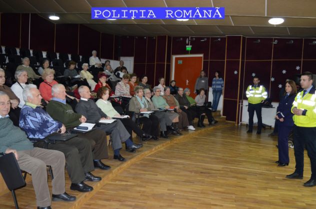 BRAŞOV. Pentru siguranţa lor, seniorii au fost instruiţi de poliţişti asupra pericolelor rutiere 1 politie_preventie_231761.jpg