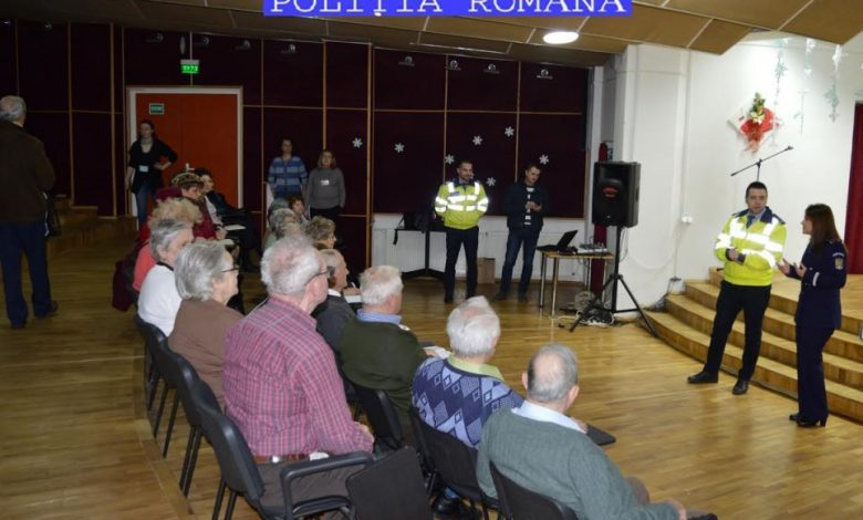 BRAŞOV. Colaborarea dintre Poliţie şi DSS a continuat, prin „Academia Seniorilor”, cu o întâlnire la Centrul de Zi pentru Persoane Vârstnice 1 politiedss.jpg