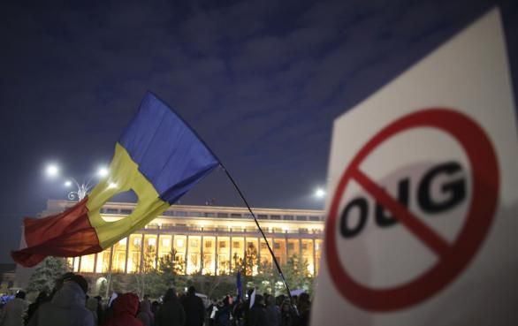 Mii de oameni protestează din nou în Piaţa Victoriei 1 protest_12.jpg