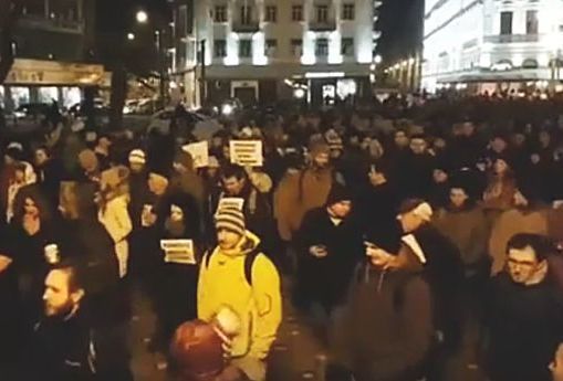 Update. Aproximativ 1.500 de persoane protestează în Piaţa Victoriei. Numărul protestatarilor începe să crească şi în ţară 1 proteste.jpg