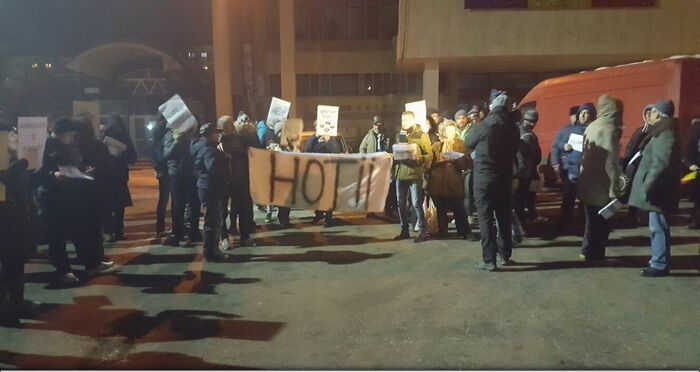 Update. Numărul protestatarilor a trecut de 210.000. Au fost depistate două persoane cu materiale pirotehnice 1 protesteromania2.jpg