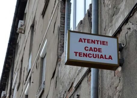 BRAȘOV. Tencuială căzută de pe bloc, pe Bulevardul Griviței 1 tencuiala.jpg