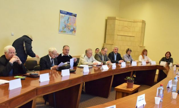 BRAȘOV. Cozi umilitoare, pentru a nu se plăti călătoriile… morților 1 varstnici1.png