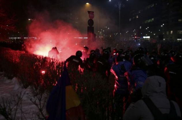Violenţe în Piaţa Victoriei. Jandarmii au intervenit în forţă contra celor care au aruncat cu torţe şi pietre 1 violente (2)_230338.jpg
