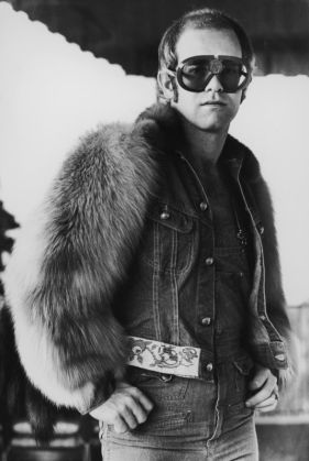 WOW ! Așa arată fabuloasa colecție de ochelari a lui Sir Elton John 1 07-elton-john-glasses_233437.jpg