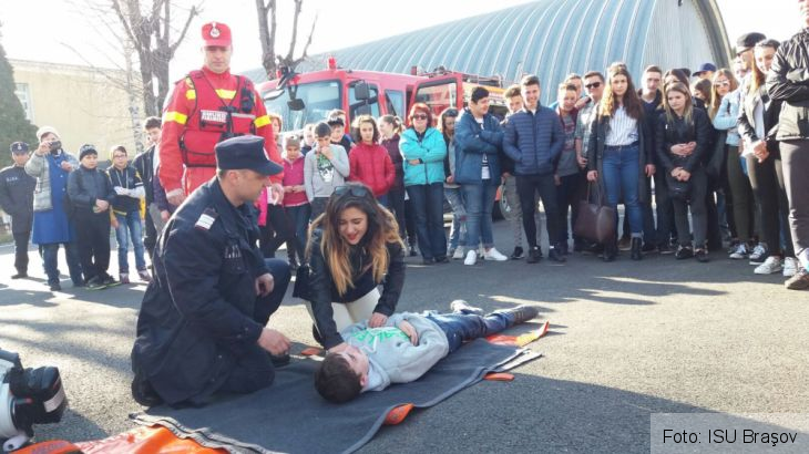 BRAŞOV. Angajaţii de la ISU le-au arătat elevilor o „altfel” de şcoală 1 IMG-20170329-WA0000_233515.jpg