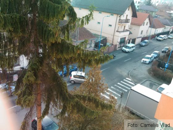 BRAŞOV. Bătaie de joc! Priviţi unde şi-a lăsat maşina o şoferiţă! 1 IMG_20170301_083236_232021.jpg