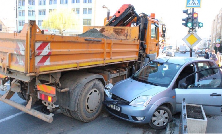 BRAŞOV. Autoturism distrus de un camion, la semafor, în Făgăraş (FOTO) 1 accidentfagaras_2.jpg