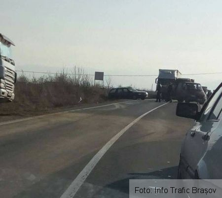 Update. BRAŞOV. Un tânăr de 22 de ani a intrat cu maşina într-o autoutilitară cu 7 persoane la bord, în Tărlungeni 1 accidenttarlungeni_2.jpg